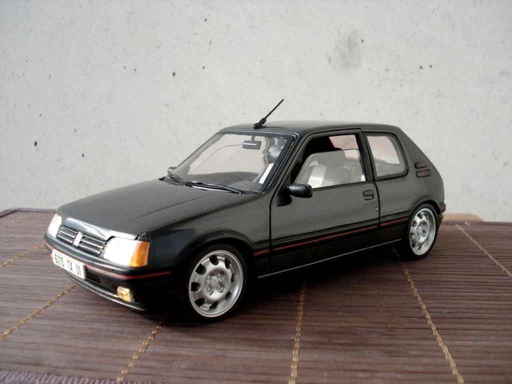 Coche miniatura Peugeot 205 GTI 1/18 Solido 1.9 Rouge Vallelunga GTI rojo  accidentee 