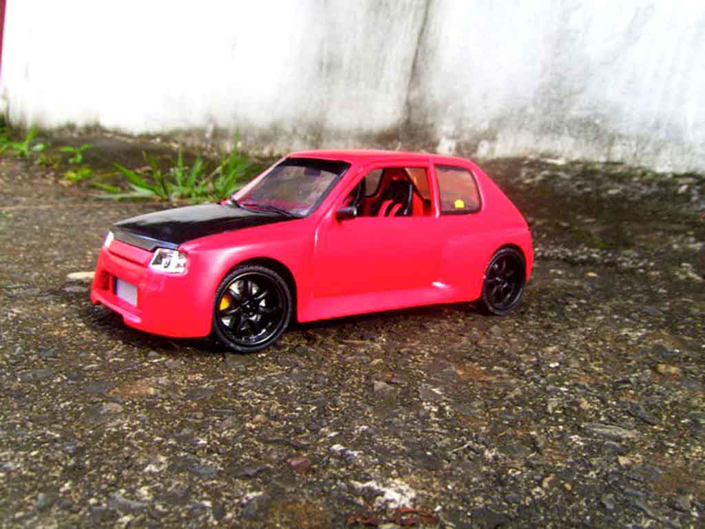 Coche miniatura Peugeot 205 GTI 1/18 Solido 1.9 Rouge Vallelunga GTI rojo  accidentee 