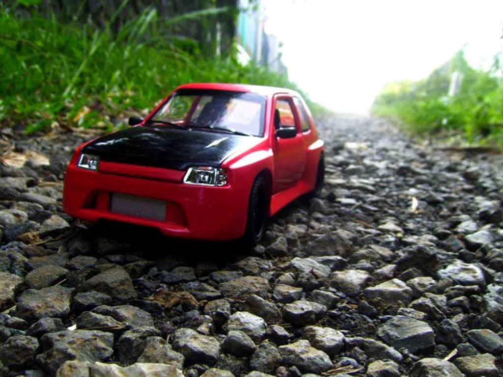 Coche miniatura Peugeot 205 GTI 1/18 Solido 1.9 Rouge Vallelunga GTI rojo  accidentee 